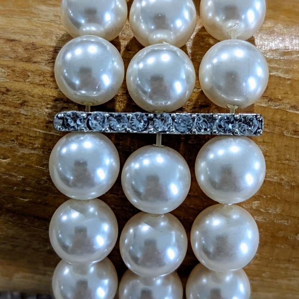Elegant Pearl Bracelet with Silver Accents